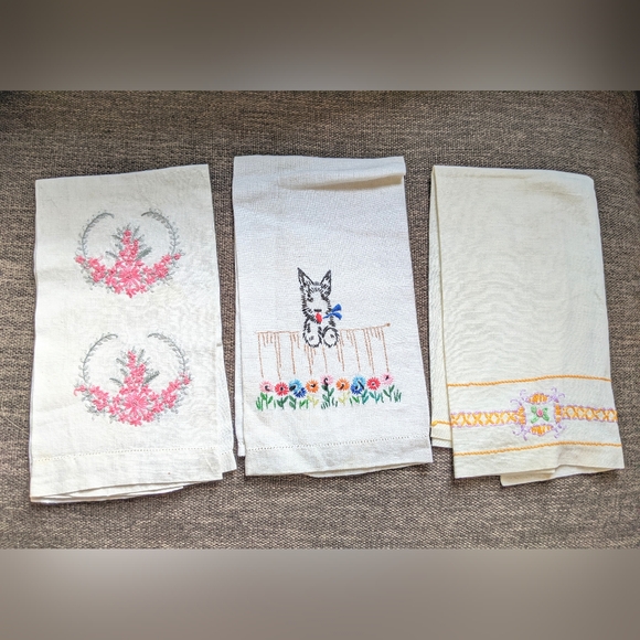 Vintage Linen tea towels hand embroidered set of 3 Scottie dog flowers 1950's - Picture 1 of 5